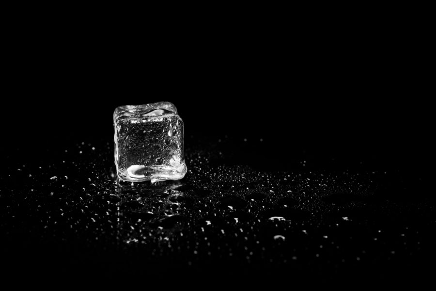 Beim Sterbefasten darf täglich nur weniger als 50 ml getrunken werden. Da ist ein Eiswürfel zum Lutschen schon fast zu viel.
