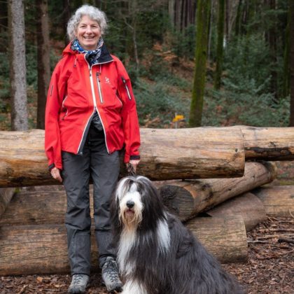 Barbara Arnold-Reichlin mit ihrem Hund bei einem Waldspaziergang.