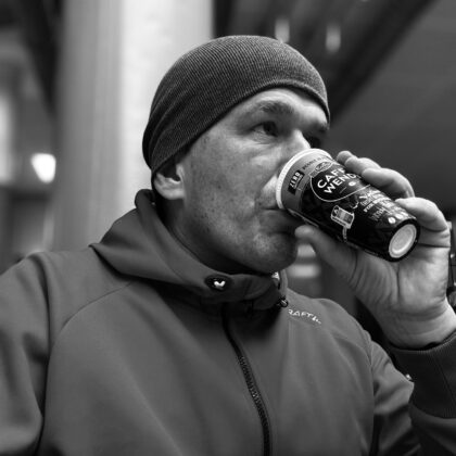 Sascha Brändle mit einem Kaffee.