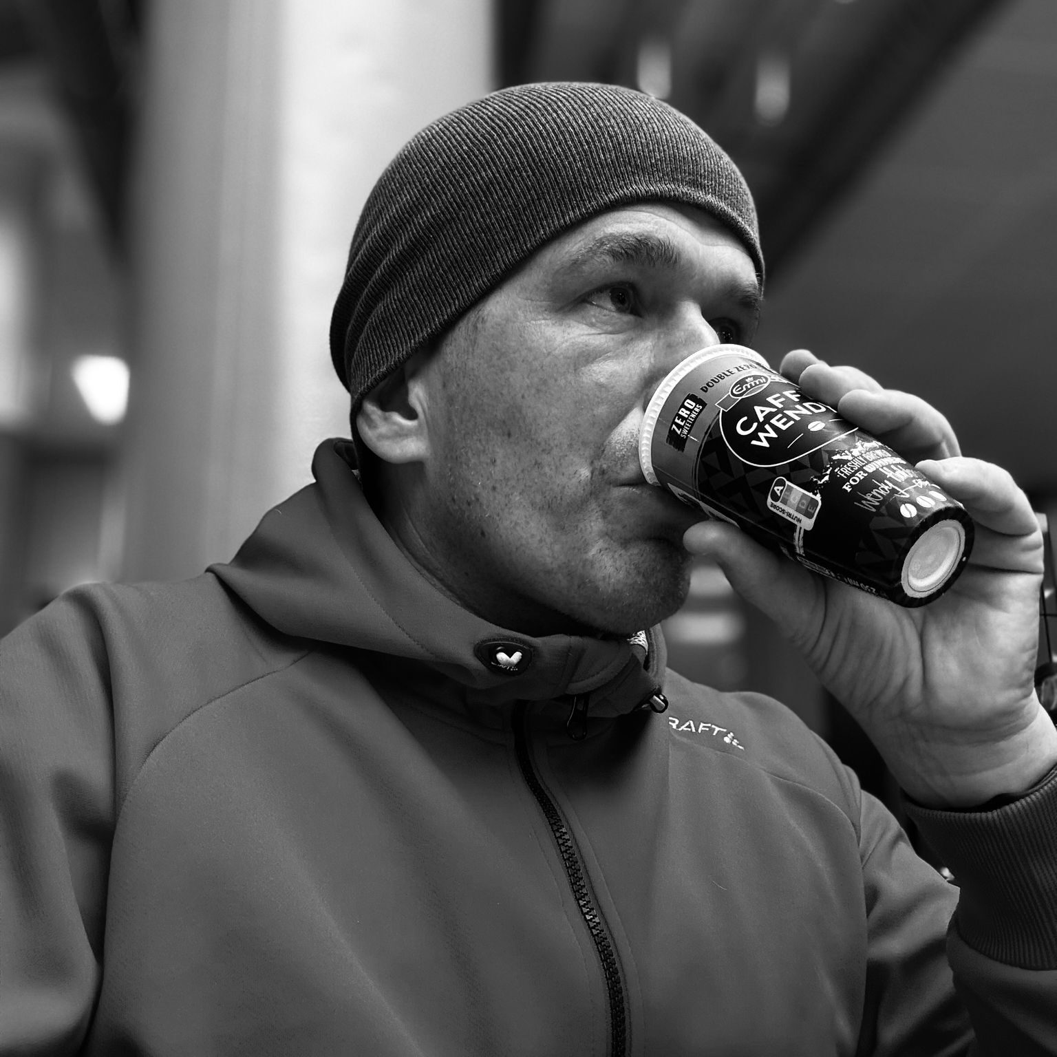 Sascha Brändle mit einem Kaffee.