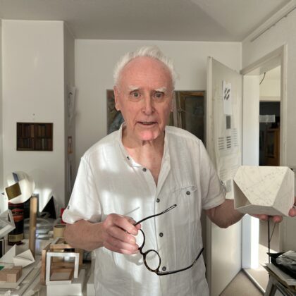 Bruno Späti steht in seinem Atelier.