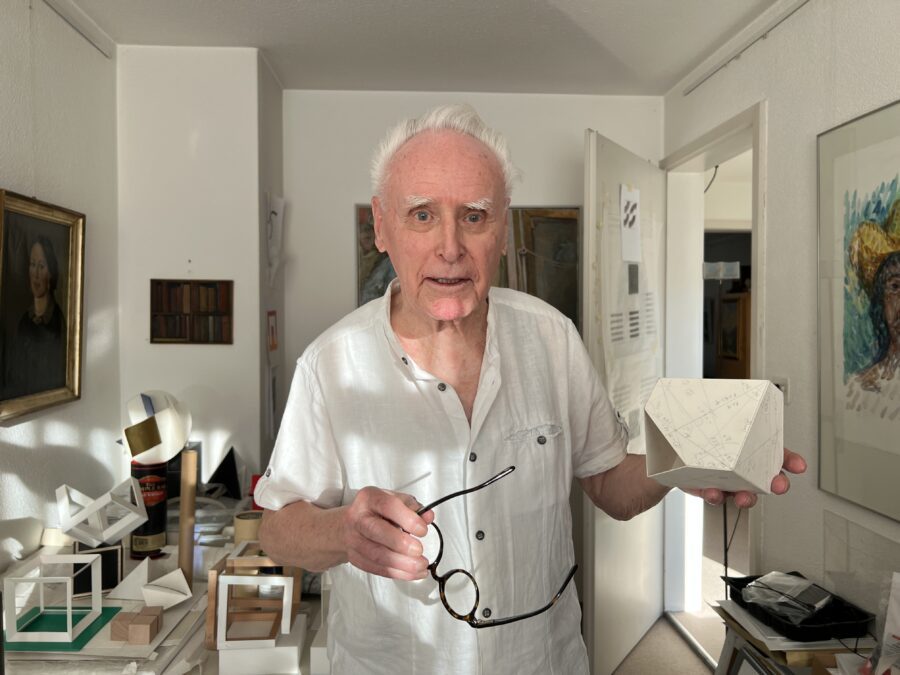 Bruno Späti steht in seinem Atelier.