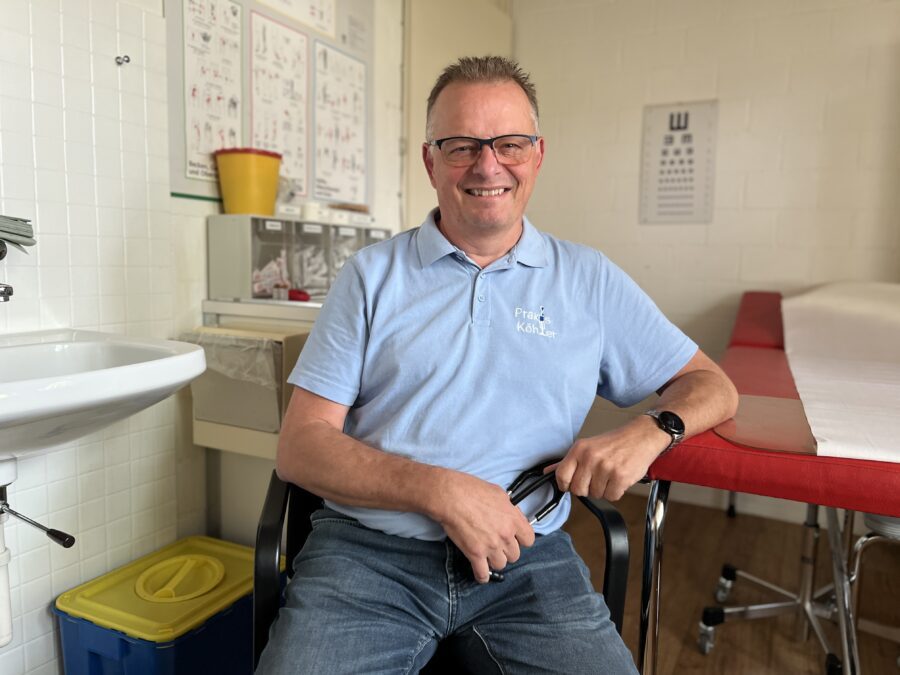Hausarzt Bruno Köhler sitzt in seiner Praxis in Mettmenstetten.